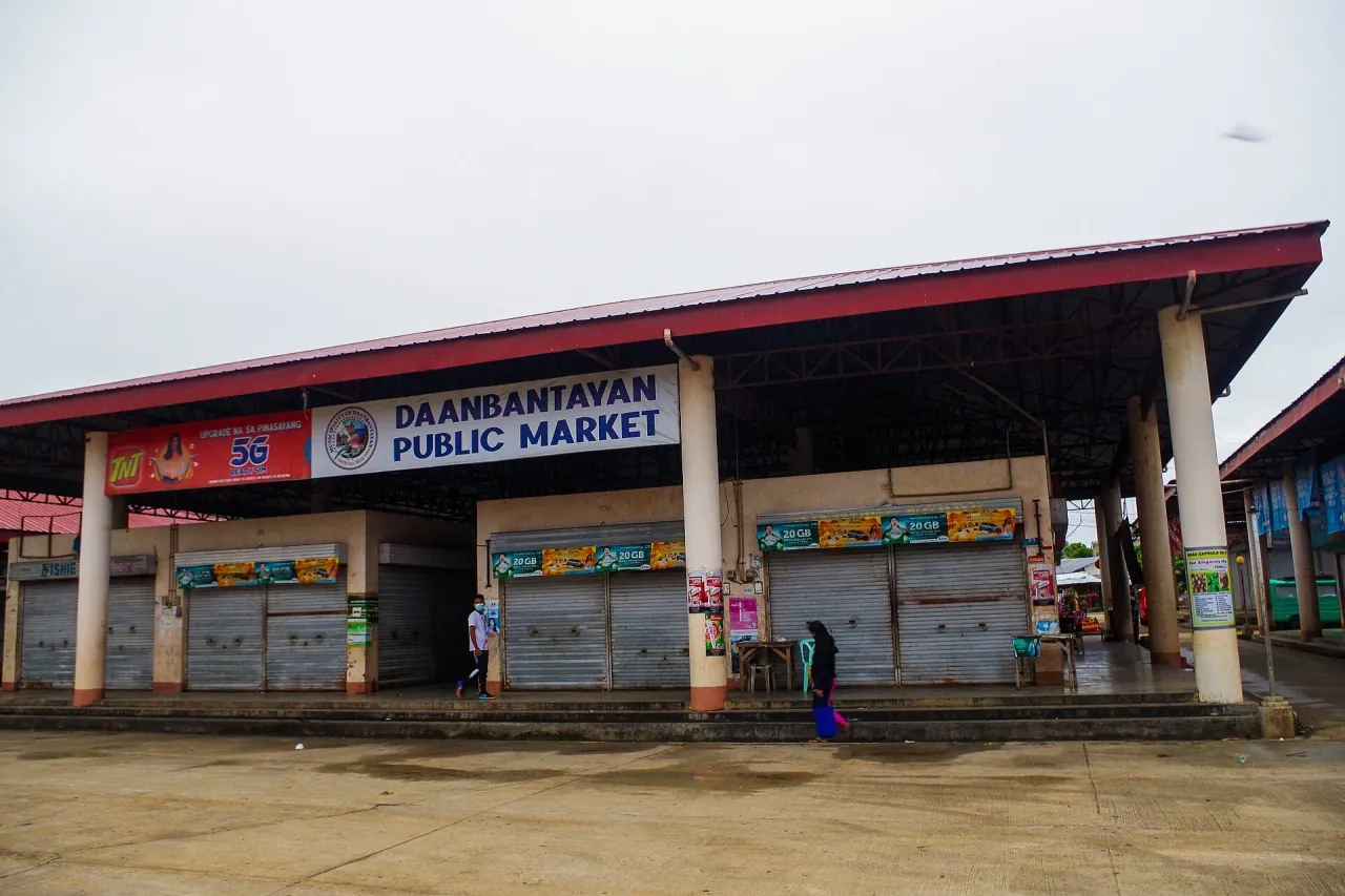 File:Daanbantayan Public Market.jpg
