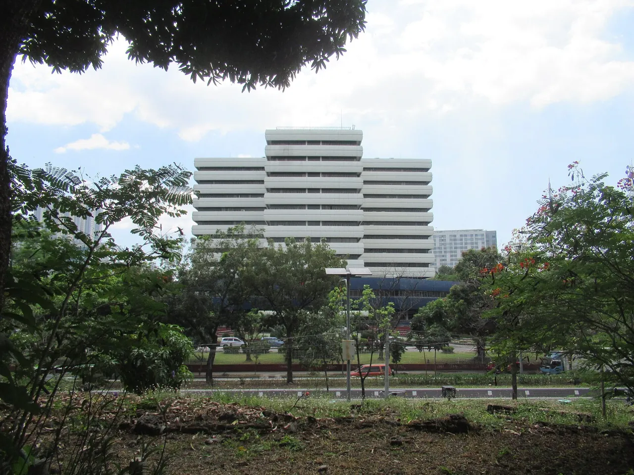 File:Bureau of Internal Revenue (Philippines) Building 40.jpg